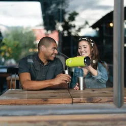 Klean Kanteen Insulated TK Wide With Café Cap 946ml - Black -Klean Kanten Shop K32TKWSSL JP bottle brewery pouring lifestyle 1